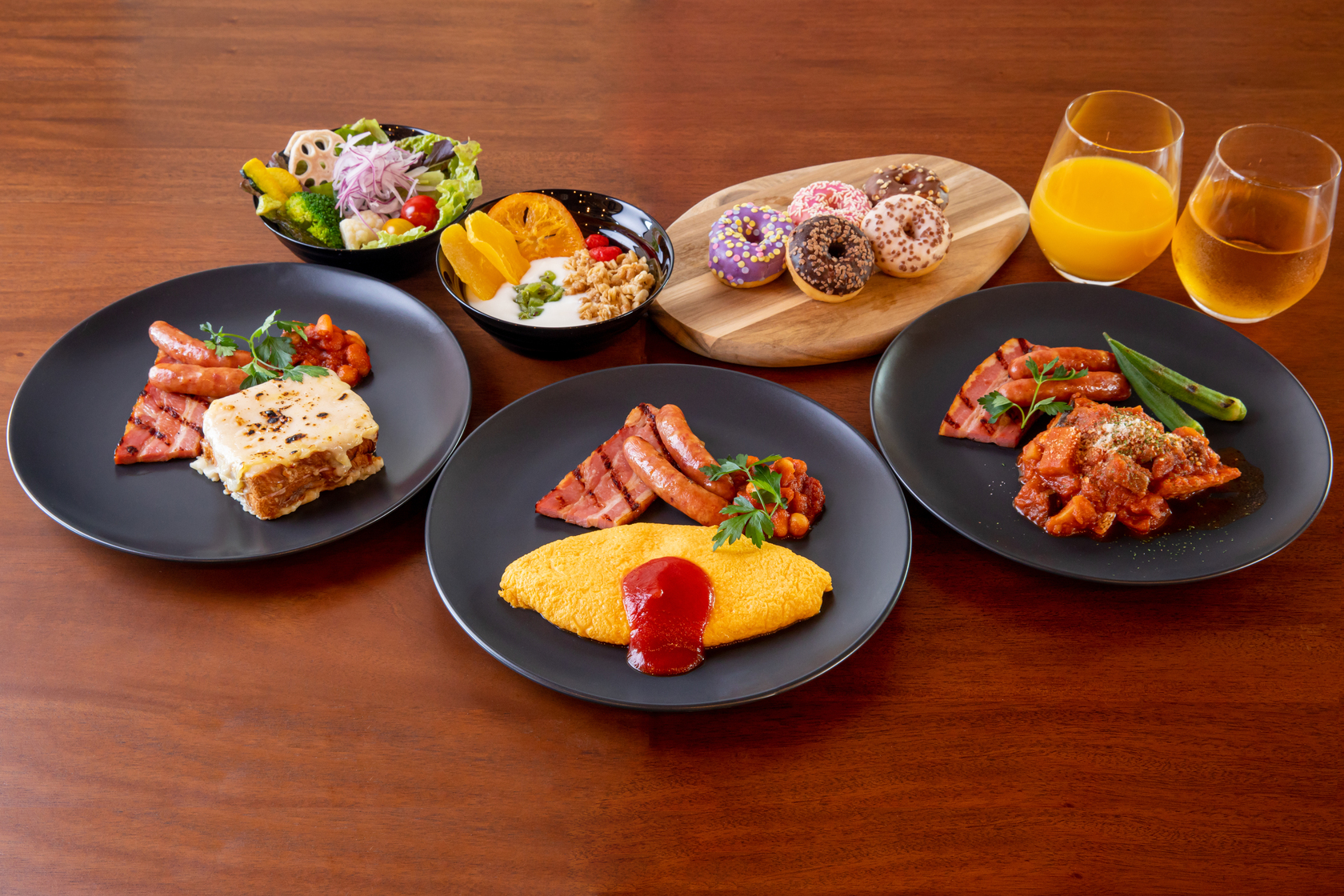 朝食 - 選べるメインとハーフビュッフェ