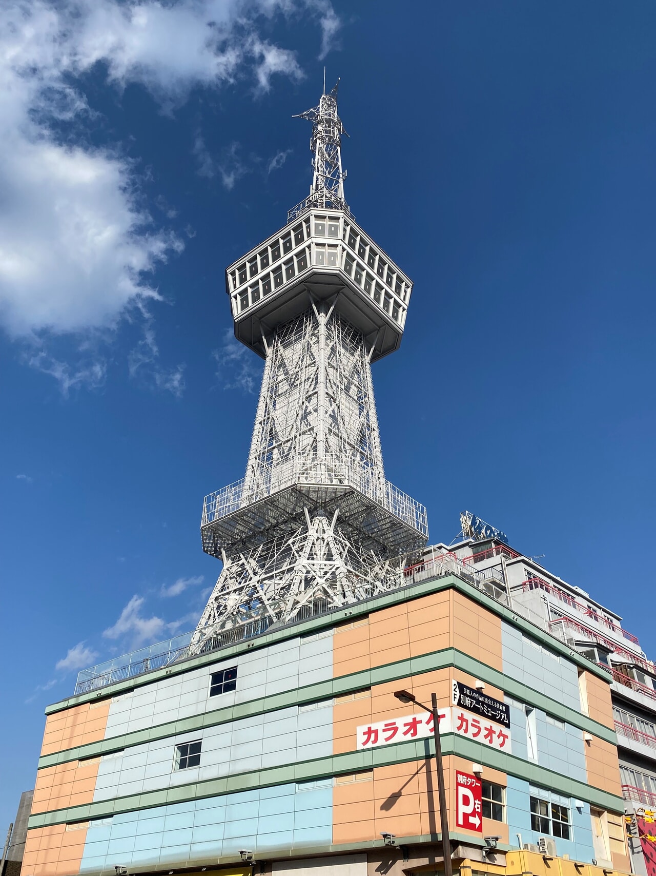 青空に映える、別府タワー