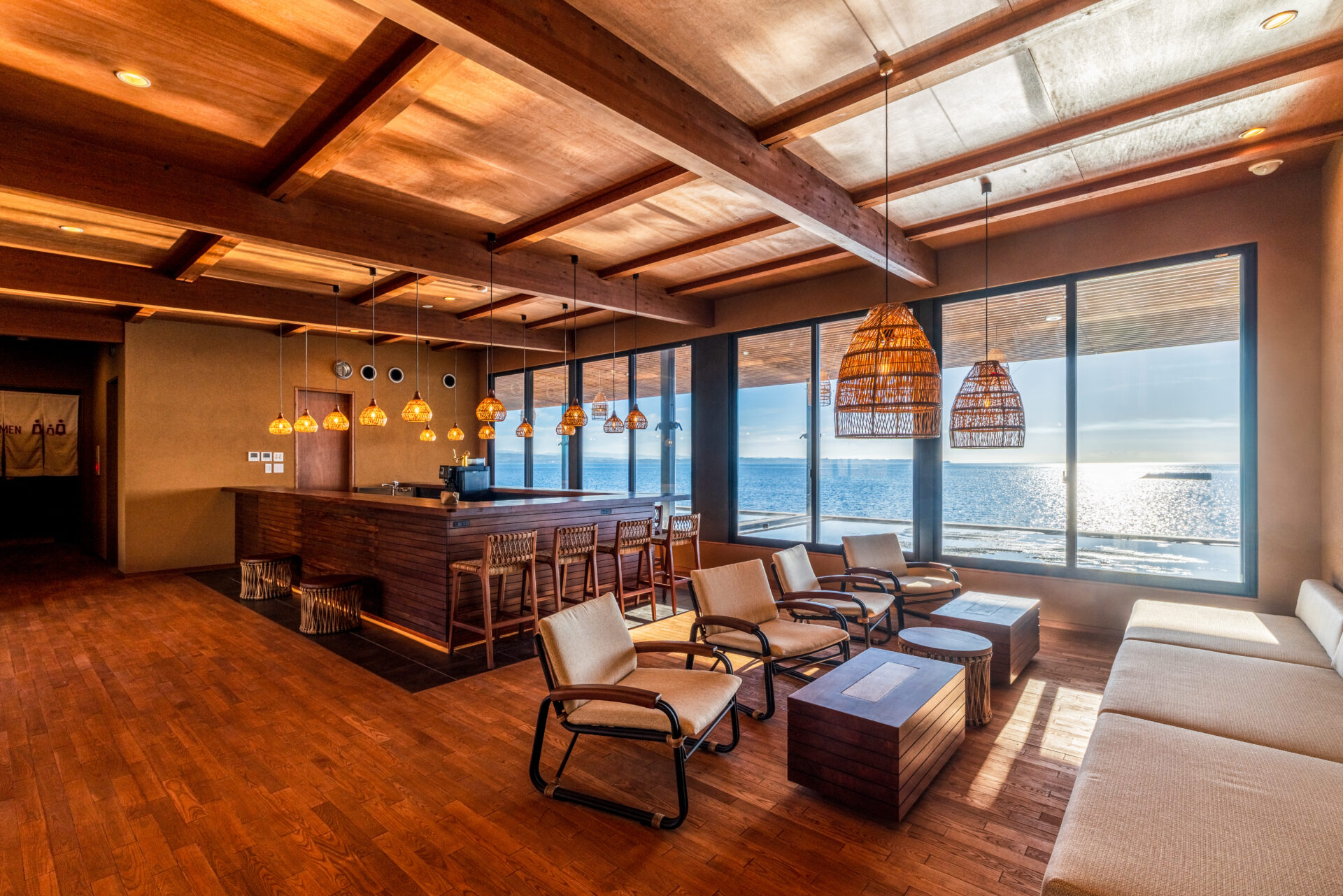 海を見ながら、ゆっくりと寛ぐロビー