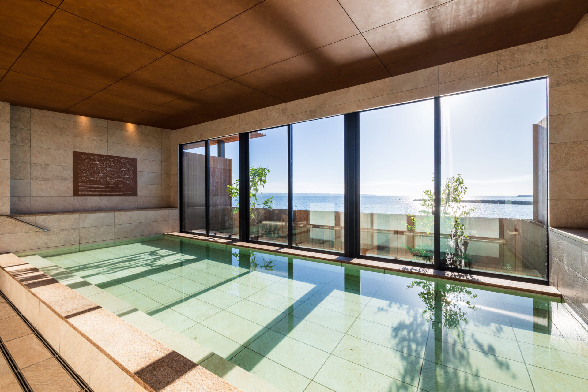 大きな窓から海を望む贅沢湯